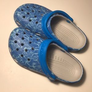Relisting women’s wavy blue Crocs